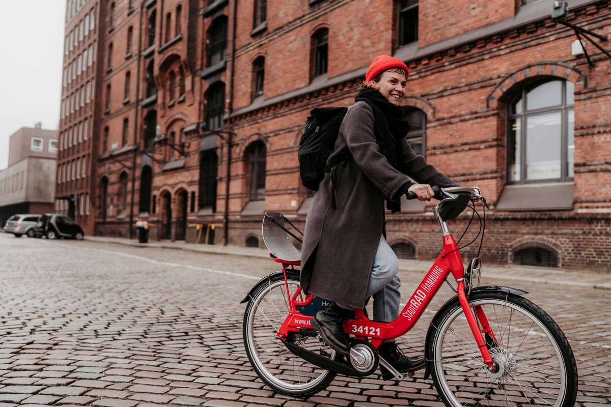 Frau auf dem Fahrrad in der Stadt