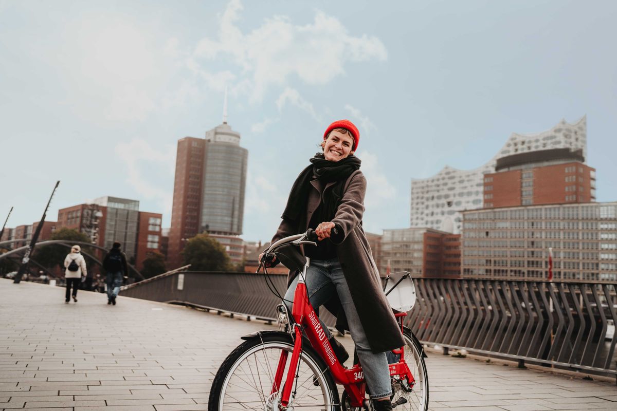 Frau auf dem Fahrrad lächelt