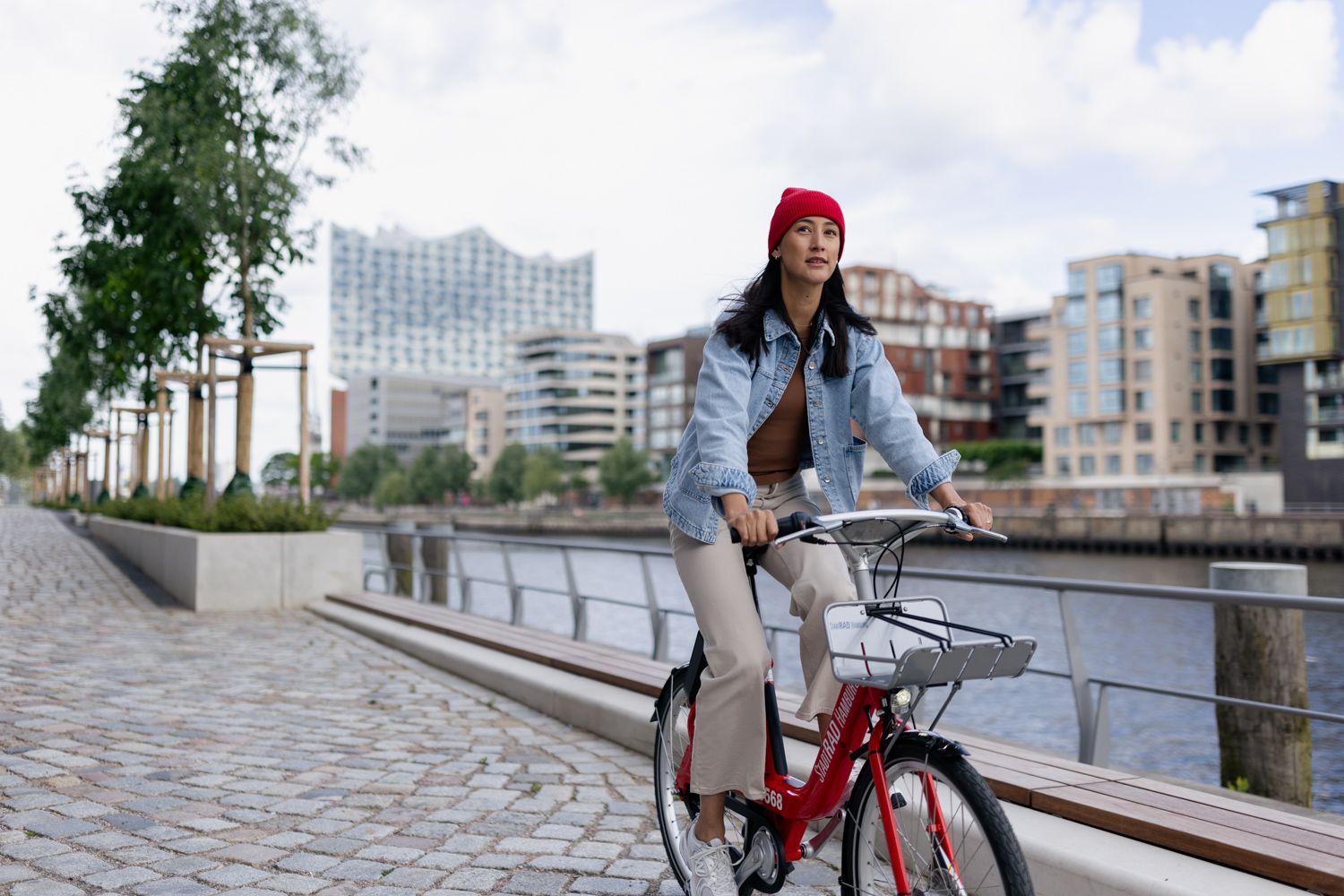 Frau auf dem Fahrrad in der Stadt