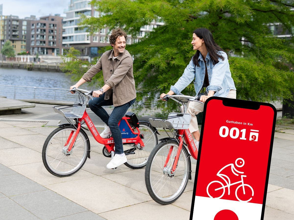 Zwei Personen fahren auf StadtRÄDERN eine Straße entlang. Rechts ist ein Handy mit Blick in die Rad+ App eingeblendet.